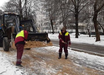 В Харькове убирают снег и посыпают тротуары В Харькове убирают снег и посыпают тротуары
