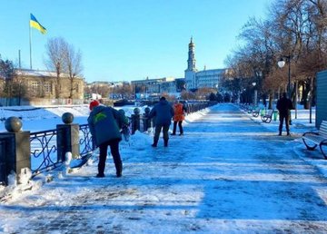 В Харькове убирают снег около 1700 коммунальщиков  В Харькове убирают снег около 1700 коммунальщиков