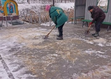 В Харькове убирают снег во дворах и парках В Харькове убирают снег во дворах и парках