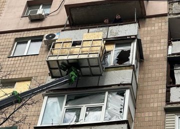 В Харькове устраняют последствия ночной вражеской атаки