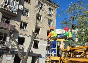 В Харькове устраняют последствия вчерашнего обстрела В Харькове устраняют последствия вчерашнего обстрела