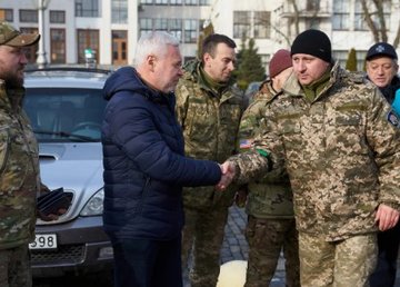В Харькове военным и спасателям передали автомобили В Харькове военным и спасателям передали автомобили