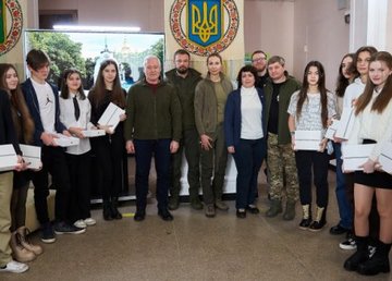 В Харькове вручили планшеты учащимся разрушенной специализированной школы №134  В Харькове вручили планшеты учащимся разрушенной специализированной школы №134