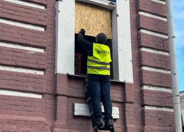 В Харькове закрывают выбитые окна и ремонтируют кровли