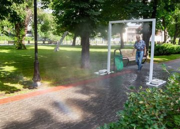 В харьковских парках установили охладительные арки