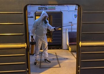 В Харьковском метрополитене показали, как моют и дезинфицируют вагоны В Харьковском метрополитене показали, как моют и дезинфицируют вагоны