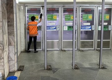 В Харьковском метрополитене показали, как убирают и дезинфицируют станции В Харьковском метрополитене показали, как убирают и дезинфицируют станции