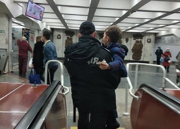 В харьковском метрополитене полицейский помог женщине с маленьким сыном В харьковском метрополитене полицейский помог женщине с маленьким сыном