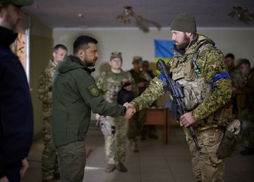 В Харьковской области Президент наградил украинских защитников В Харьковской области Президент наградил украинских защитников