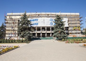 В Ізюмі відновлюють адмінбудівлю, яку підпалили росіяни під час відступу