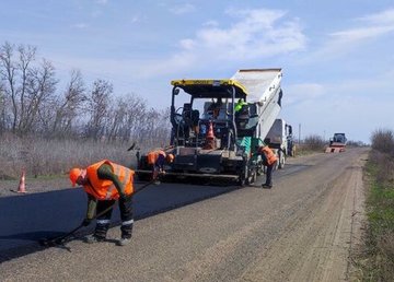 В Ізюмському районі відновлюють постраждалу від бойових дій дорогу