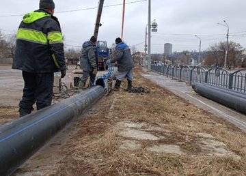 В Киевском районе устраняют повреждение на водоводе после обстрела  В Киевском районе устраняют повреждение на водоводе после обстрела