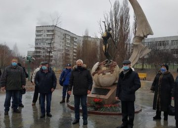 В Киевском районе возложили цветы к памятнику Героям Чернобыля