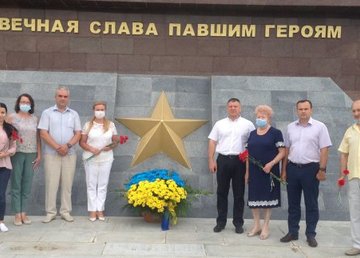 В Московском районе возложили цветы к братской могиле