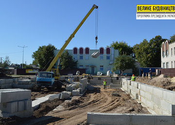 В новом корпусе детского сада в Песочине монтируют фундаментные блоки