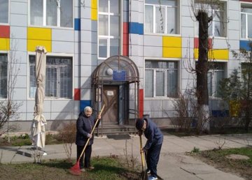 В одной из детских школ искусств высаживают гладиолусы В одной из детских школ искусств высаживают гладиолусы