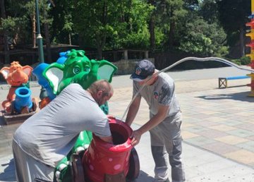 В парке Горького убирают последствия обстрелов В парке Горького убирают последствия обстрелов