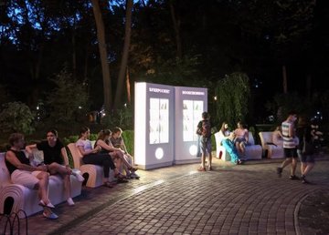 В парке Горького уже месяц работает уличная библиотека В парке Горького уже месяц работает уличная библиотека