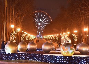 В парке Горького включили праздничную иллюминацию 