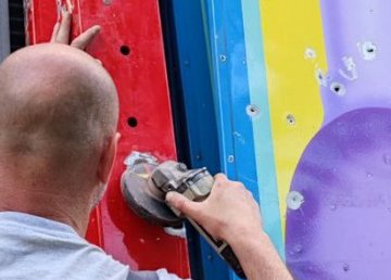 В парке Горького восстанавливают поврежденные аттракционы