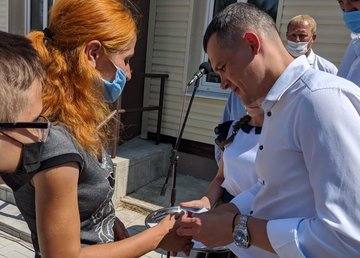 В поселке Золочев ключи от социального жилья получили семь семей переселенцев В поселке Золочев ключи от социального жилья получили семь семей переселенцев