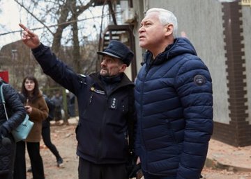 В пострадавшем от обстрела доме восстанавливают коммуникации В пострадавшем от обстрела доме восстанавливают коммуникации