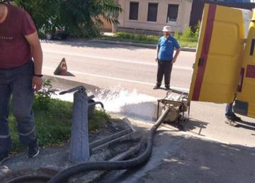 В разных районах города устранили 12 повреждений на водоводах В разных районах города устранили 12 повреждений на водоводах