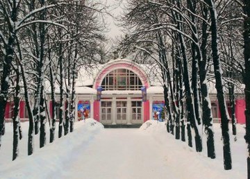 В результате обстрелов повреждены здания образовательного учреждения и детской железной дороги