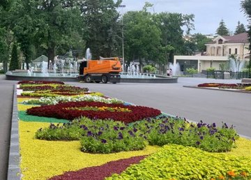 В саду Шевченко высаживают летние цветы В саду Шевченко высаживают летние цветы