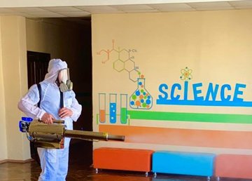 В школах Харькова проводят дезинфекцию помещений В школах Харькова проводят дезинфекцию помещений