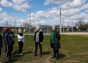 В сквере имени Сафарова посадили сакуры и восстановят футбольное поле