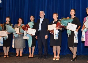 В театре Пушкина поздравили учителей Индустриального района 