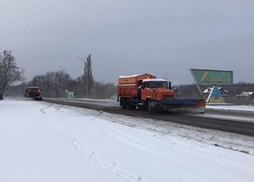 В выходные на дорогах области работало около 300 единиц спецтехники В выходные на дорогах области работало около 300 единиц спецтехники