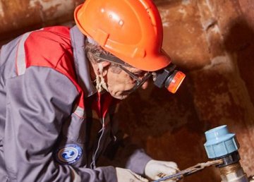 В жилом доме на Салтовке меняют трубопровод  В жилом доме на Салтовке меняют трубопровод