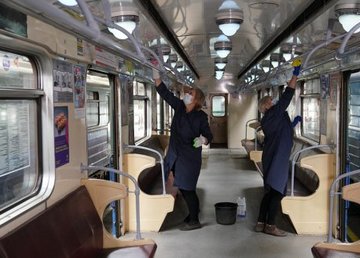 Вагоны метрополитена убирают и дезинфицируют несколько раз в сутки Вагоны метрополитена убирают и дезинфицируют несколько раз в сутки