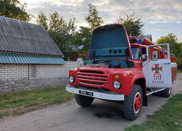 Валковские спасатели ликвидировали пожар на территории частного домовладения