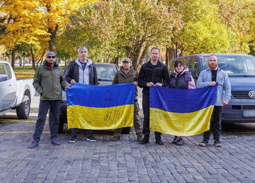 Військовим, які протистоять ворогу на Харківському напрямку, передали п'ять автомобілів Військовим, які протистоять ворогу на Харківському напрямку, передали п'ять автомобілів