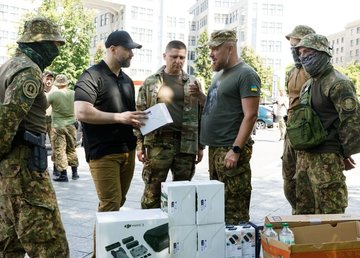Військовослужбовцям Харківщини передали лазнево-пральний комплекс, легкові авто та «швидкі»