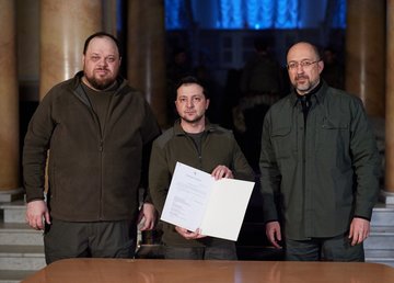 Владимир Зеленский подписал заявку на членство Украины в Европейском Союзе