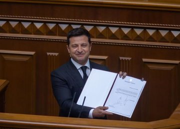 Владимир Зеленский вносит в Верховную Раду как неотложный законопроект о большом Государственном гербе Украины Владимир Зеленский вносит в Верховную Раду как неотложный законопроект о большом Государственном гербе Украины
