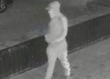 Внимание, полиция устанавливает личность мужчины, причастного к поджогу автомобиля в городе Лозовая!