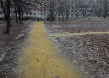 Во дворах Харькова высыпали более тысячи кубометров песка