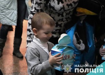 Во Дворце культуры харьковской полиции засияла новогодняя елка