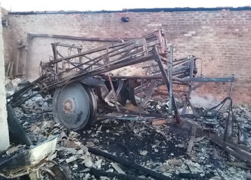 Волчанский район: пожарные ликвидировали масштабный пожар в хозяйственной постройке с сельскохозяйственной техникой