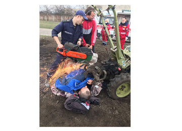 Волчанский район: спасатели оказали помощь мужчине, который травмировался во время выполнения хозяйственных работ