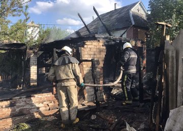 Волчанский район: в результате пожара уничтожено два частных дома и сарай