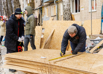 Волонтери допомагають усувати наслідки ракетних ударів по Харкову