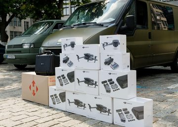 Волонтери передали військовим 4 автомобілі та 15 дронів