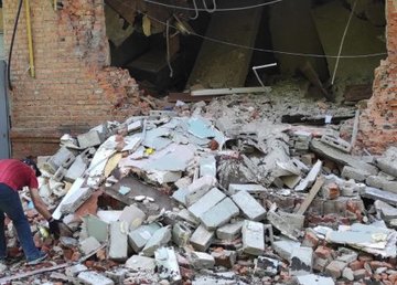 Волонтеры с коммунальщиками разбирают завалы и помогают укреплять блокпосты