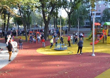 Возле ДК ХЭМЗ открыли первую часть сквера после реконструкции Возле ДК ХЭМЗ открыли первую часть сквера после реконструкции